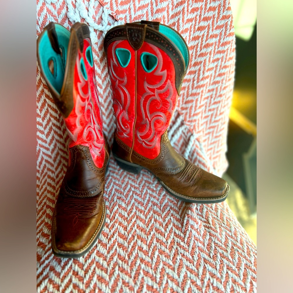 Size 7. Ariat ladies cowboy boots.